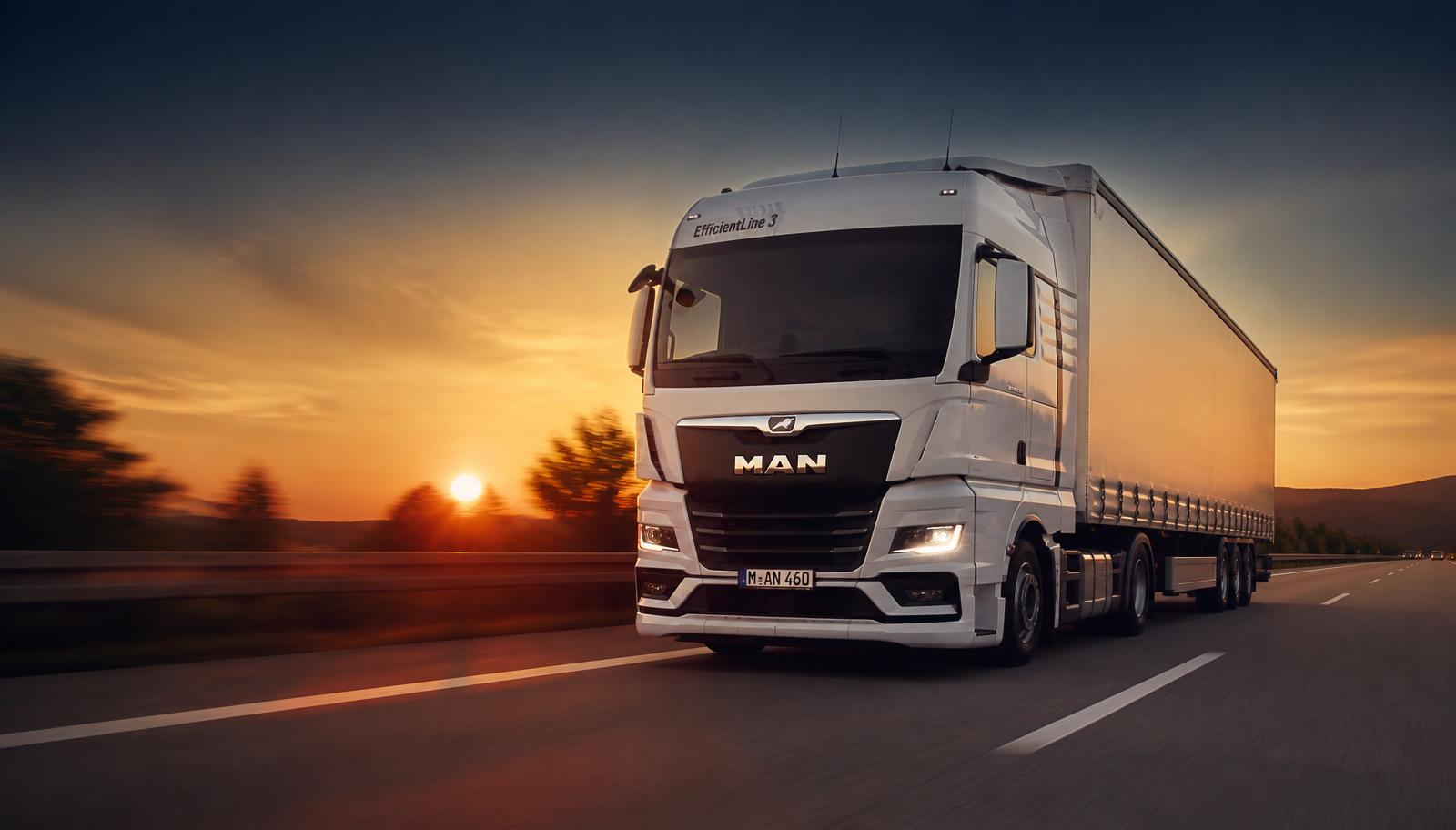 LKW auf der Autobahn im Abendlicht